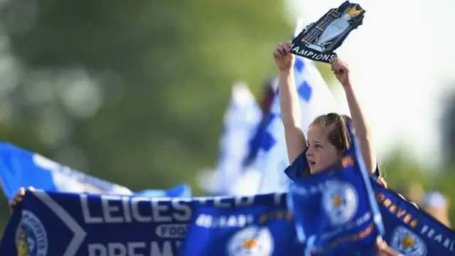 Kemenangan leicester adalah kemenangan semua orang, yang mencintai bola: dengan modal aps-pasan, tanpa nama besar, hanya etos kerja, disiplin dan kebersamaan.