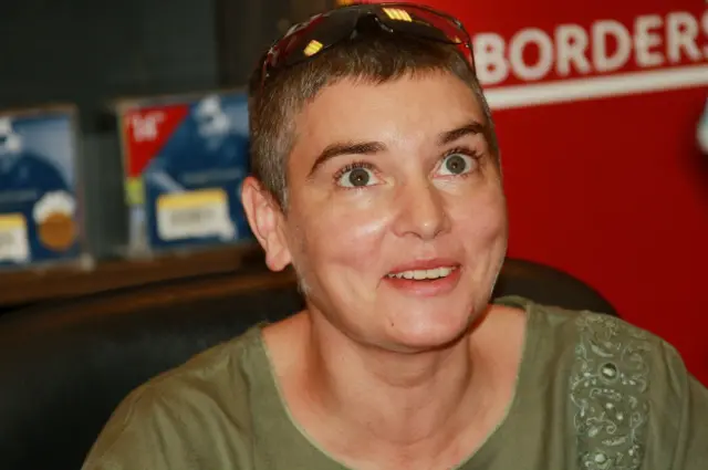 Певица обвинила комика Арсенио Холла в том, что он в течение многих лет поставлял наркотики Принсу