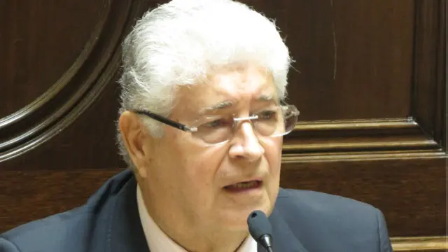 Roberto Requião (PMDB-PR) disse que a mudança de política econômica no Brasil é inaceitável