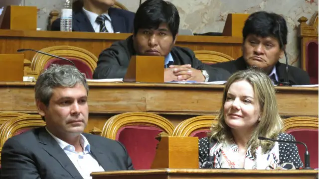Os senadores Lindbergh Farias e Gleisi Hoffmann durante encontro em Lisboa