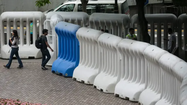 张德江入住酒店附近搭起了一人高的隔离带。