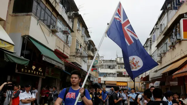 挥舞香港龙狮旗的抗议者（资料图片）。