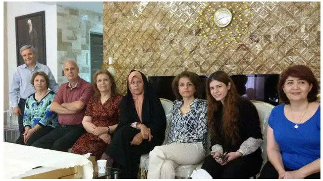 یکی از مواردی که به شدت مورد انتقاد رسانه‌های نزدیک به محافظه‌کاران قرار گرفت، دیده شدن تصویر عبدالبهاء بر دیوار خانه خانم کمال‌آبادی در این عکس بود