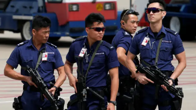 香港本土政治组织周二在郊野公园山腰悬挂巨幅标语抗议。