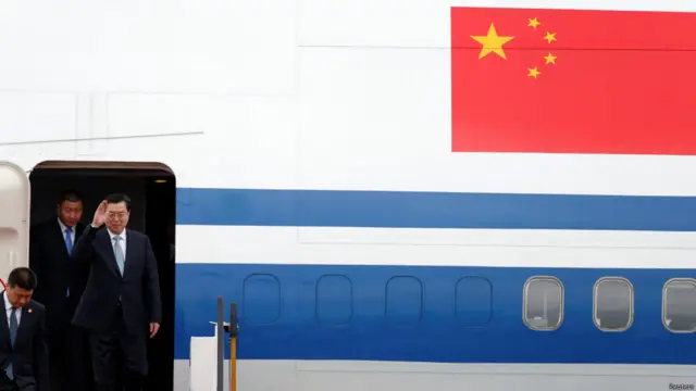 张德江抵达香港机场后发表简短讲话，称上次来港是2004年