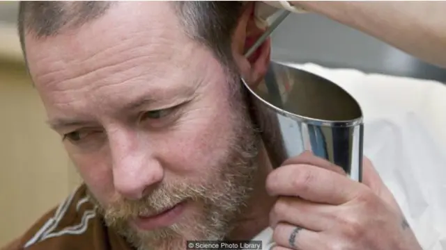 Menyedot cairan dengan suntik bisa menghilangkan kotoran telinga berlebih tanpa merusak gendang telinga. 