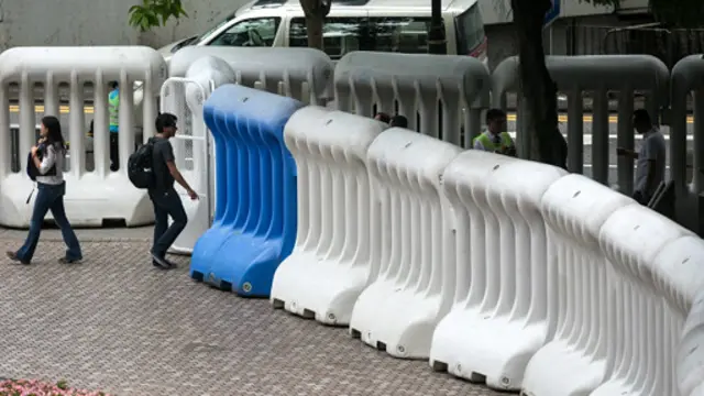 سیکورٹی کے تحت اونچی اونچی روکاوٹیں کھڑی کی گئي ہیں