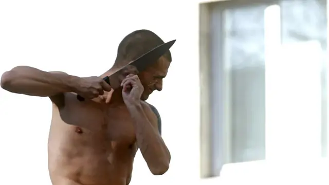 павленский_ухо