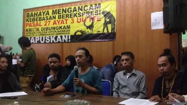 Di Yogyakarta, Selasa (17/05), Masyarakat Literasi Yogyakarta (MLY) menyatakan penerbitan buku adalah 'amanat reformasi dan konstitusi'. 