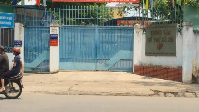 Địa điểm mà người thân của người biểu tình đang chờ đợi bảo lãnh người thân bị tạm giam