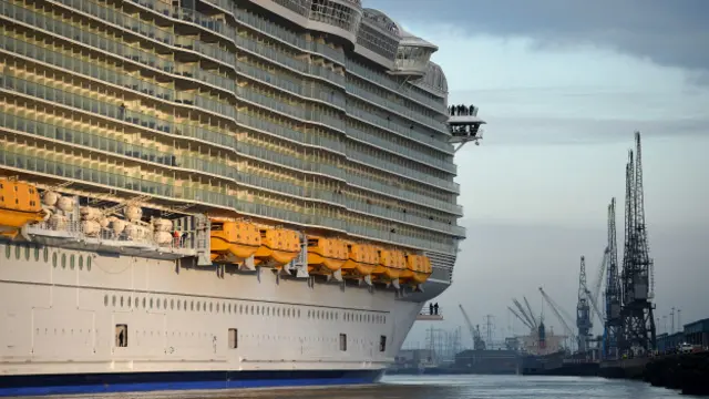 Hündürlüyü 70 metr olan gəminin 16 göyərtəsi var.