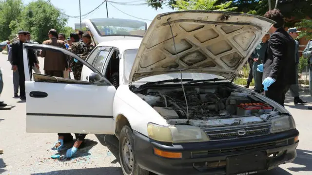 پولیسو ویلي چې د موټر تر ودرولو وروسته پوه شول چې چلوونکي غوښتل ځانمرګی برید وکړي.