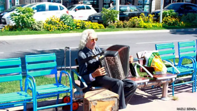 Nazlı Şenol, Pazar gününe müzik katan bu fotoğrafı Cannes, Fransa'da çekmiş. 