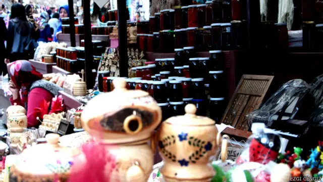 Ezgi Cengiz, bu fotoğrafı bir Pazar günü çekmiş. Bursa'nın tarihi Cumalıkızık beldesinde doğal ürünler satan bir tezgahın anlık fotoğrafı.
