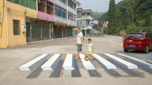 印度运输部正在仿效图中的中国浦江县的经验，进行3D版人行横道试验。 （图片来源: Feature China/Barcroft Media via Getty Images）