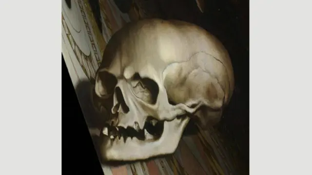 观赏《大使们》时，观众会体会到画面中央的扭曲骷髅形成的错觉。（图片来源: Wikimedia Commons）