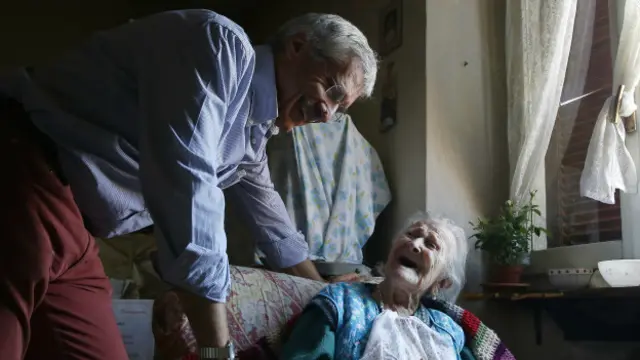 Carlo Bava con Emma Morano