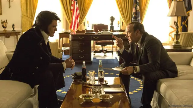 Michael Shannon (kiri) dan Kevin Spacey, sebagai Elvis dan Nixon.