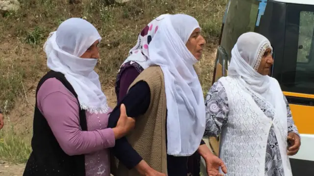 Cenaze töreninde hayatını kaybeden köylülerin yakınları Kürtçe ağıtlar yaktı.