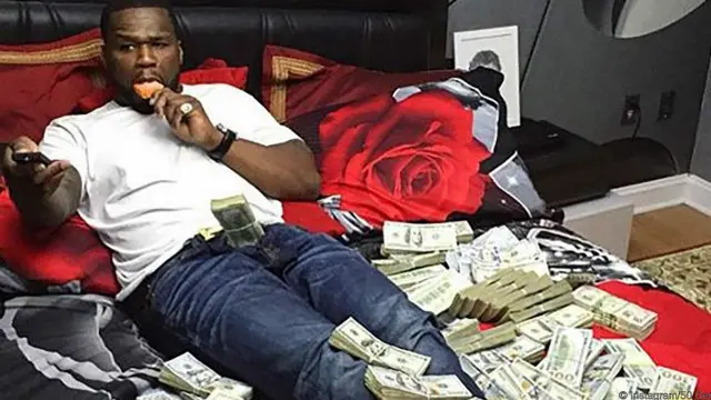 50 Cent mengaku uang di foto-foto Instagram-nya hanyalah properti untuk foto.