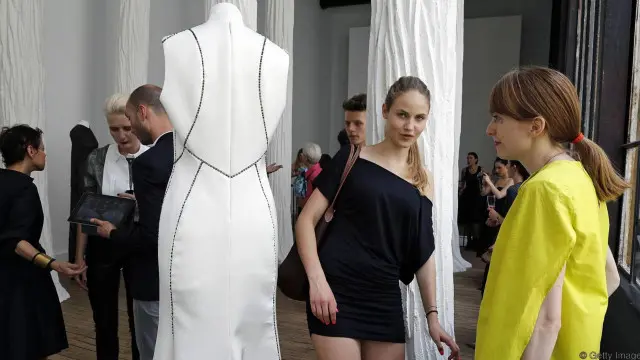 Bahkan gaun-gaun mahal dapat dipinjam dengan harga terjangkau.