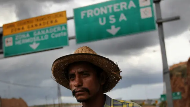 Un trabajador mexicano en la frontera con EE.UU.
