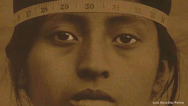 Mujer indígena a quien le miden el cráneo en México, en el siglo XIX