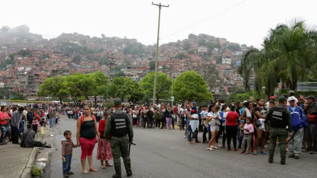 Colas para comprara alimentos en Caracas