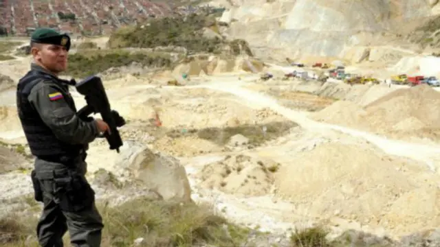 对沙子的需求导致非法采沙业的兴起——图中是一名警察在守卫哥伦比亚波哥大附近的一个采石场