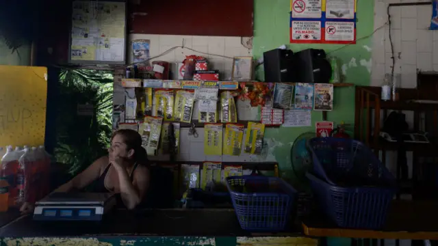 Ülkenin kuraklık yüzünden olduğunu söylediği elektrik kesintileri ekonomiye de darbe vuran sebeplerden.