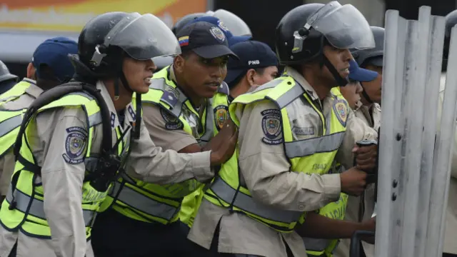 "La policía se ha vuelto experta de reprimir microestallidos", señala la trabajadora social Luisa Pernalete.