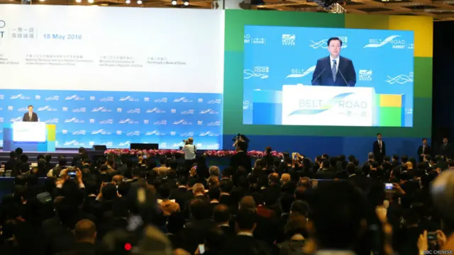 中國全國人大常委會委員長張德江在香港「一帶一路」高峰論壇上發表演講。