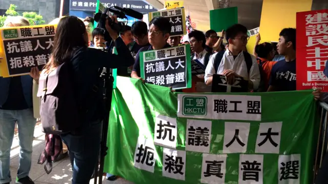 香港政治團體在論壇會場外抗議示威。