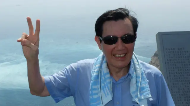 马英九13日访视宜兰龟山岛,登上401高地,并参观周边设施。