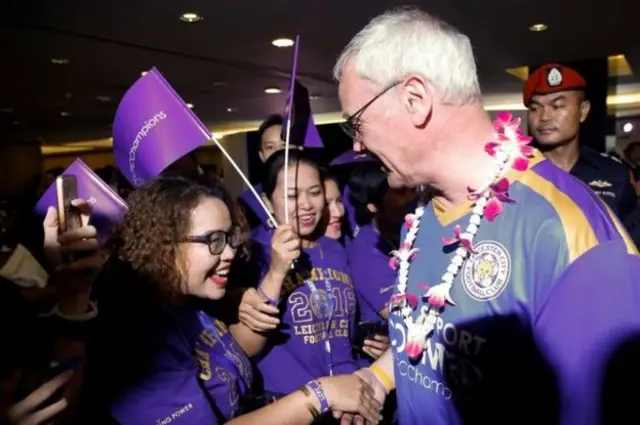 Huấn luyện viên Claudio Ranieri bắt tay người hâm mộ ở sân bay Suvarnabhumi