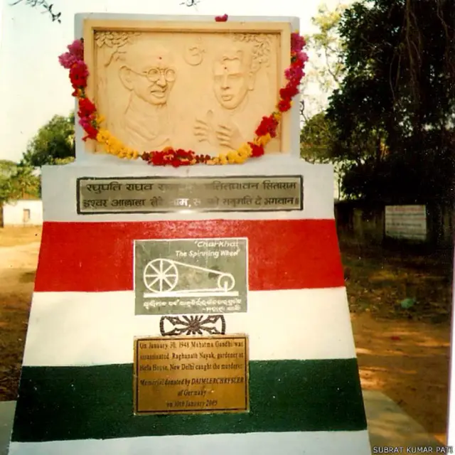 रघु नायक और महात्मा गांधी की मूर्ति