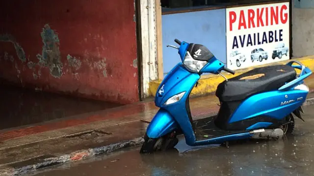 सड़क पर जमा पानी.
