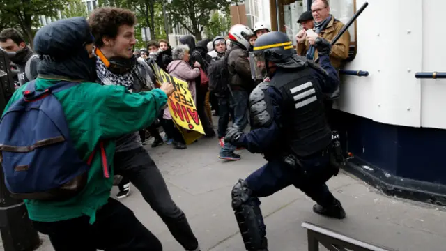 फ़्रांस में प्रस्तावित श्रम सुधारों के विरोध में प्रदर्शन करते मज़दूर.