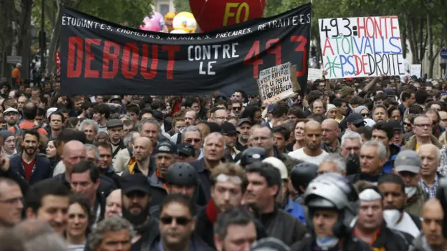 फ़्रांस में प्रस्तावित श्रम सुधारों के विरोध में प्रदर्शन करते मज़दूर.