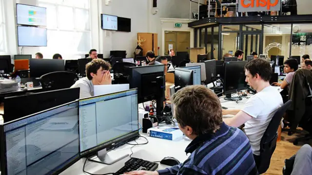 Компании по защите от рисков в социальных сетях контролируют онлайн-страницы на предмет любых угроз - от сообщений о бомбах до атак на сайты