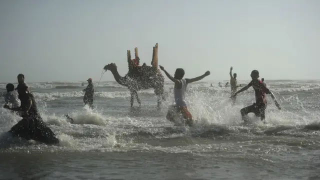 محکمہ موسمیات کے مطابق پنجاب، خیبرپختونخوا، بلوچستان اور سندھ میں موسم کی شدت برقرار رہے گی اور درجہ حرارت 45 ڈگری سینٹی گریڈ تک پہنچ سکتا ہے