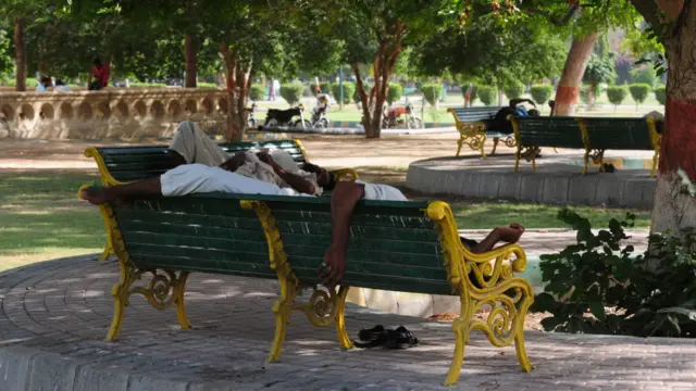 ماہرین کی جانب سے گرمی سے بچاؤ کے لیے ہدایات بھی جاری کی گئی ہیں
