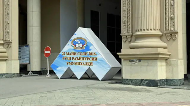 По всей стране развешаны огромных размеров рекламные щиты, призывающие граждан выполнить свой долг и проголосовать