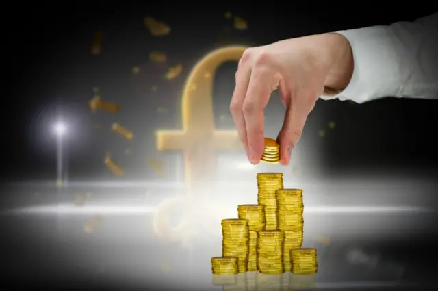 Рука с золотым фунтом