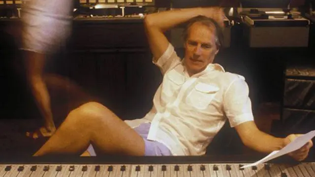 George Martin awalnya adalah seorang musisi yang terlatih secara klasik dan sering memproduseri rekaman komedi.
