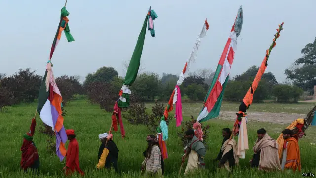 جنوبی پنجاب میں بھڑکیلے کپڑے پہنے مرد، عورتیں اور بچے درگاہوں پر ہونے والے عرس اور میلوں میں شرکت کے لیے جاتے نظر آتے ہیں