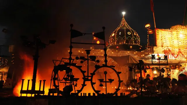 جنوبی پنجاب میں جگہ جگہ رنگارنگ مزار بکھرے ہیں جو سہروردیہ، چشتیہ اور اویسیہ سلسلوں سے تعلق رکھتے ہیں اور لاکھوں لوگ ان سے عقیدت رکھتے ہیں