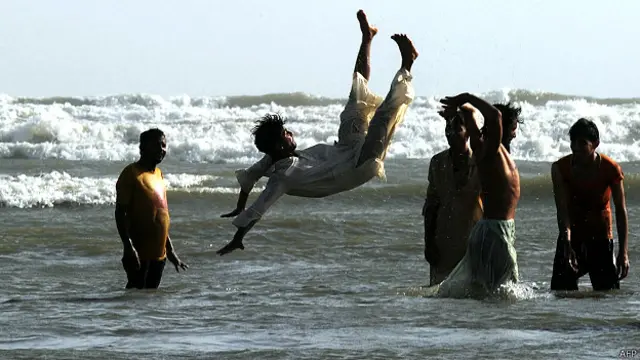 کراچی میں معمول کے مطابق گرمی پڑنے کا امکان ہے اور ہوا میں نمی بھی معمول کے مطابق ہے