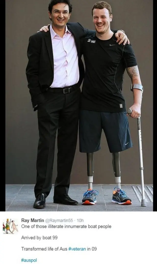 الطبيب العراقي منجد المدرس مع أحد مرضاه. تقول الرسالة المصاحبة على تويتر: وصل إلى استراليا على قارب عام 99 وبدل حياة أحد الجنود الأستراليين عام 2009