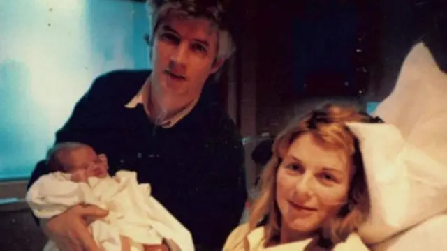 Новонароджений Джеймс з батьками